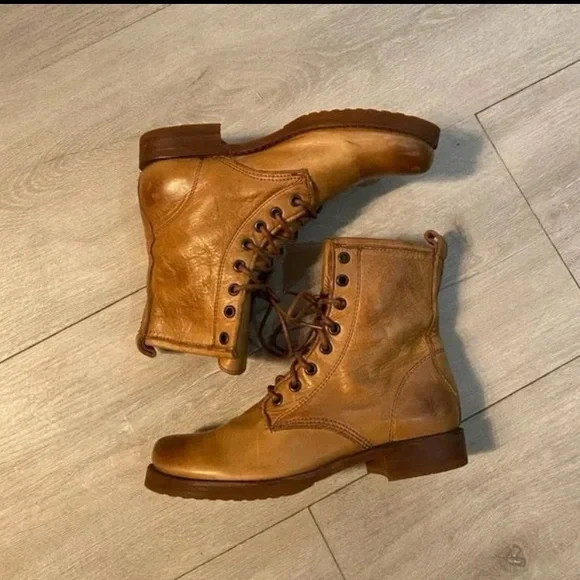 Frye Veronica 76276 Combat Boots in GREAT used condition  
Size 6.5 - Picture 8 of 14